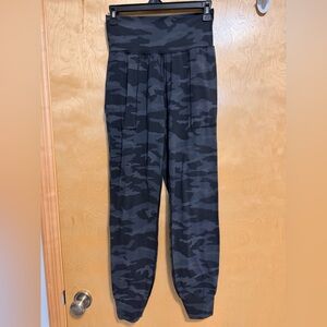 Athleta Black Camo Jogger Pants - xs